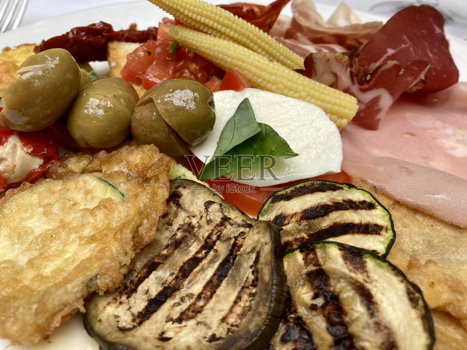 意大利-意大利开胃菜，有蔬菜，奶酪，摩泰台拉肠和火腿照片摄影图片