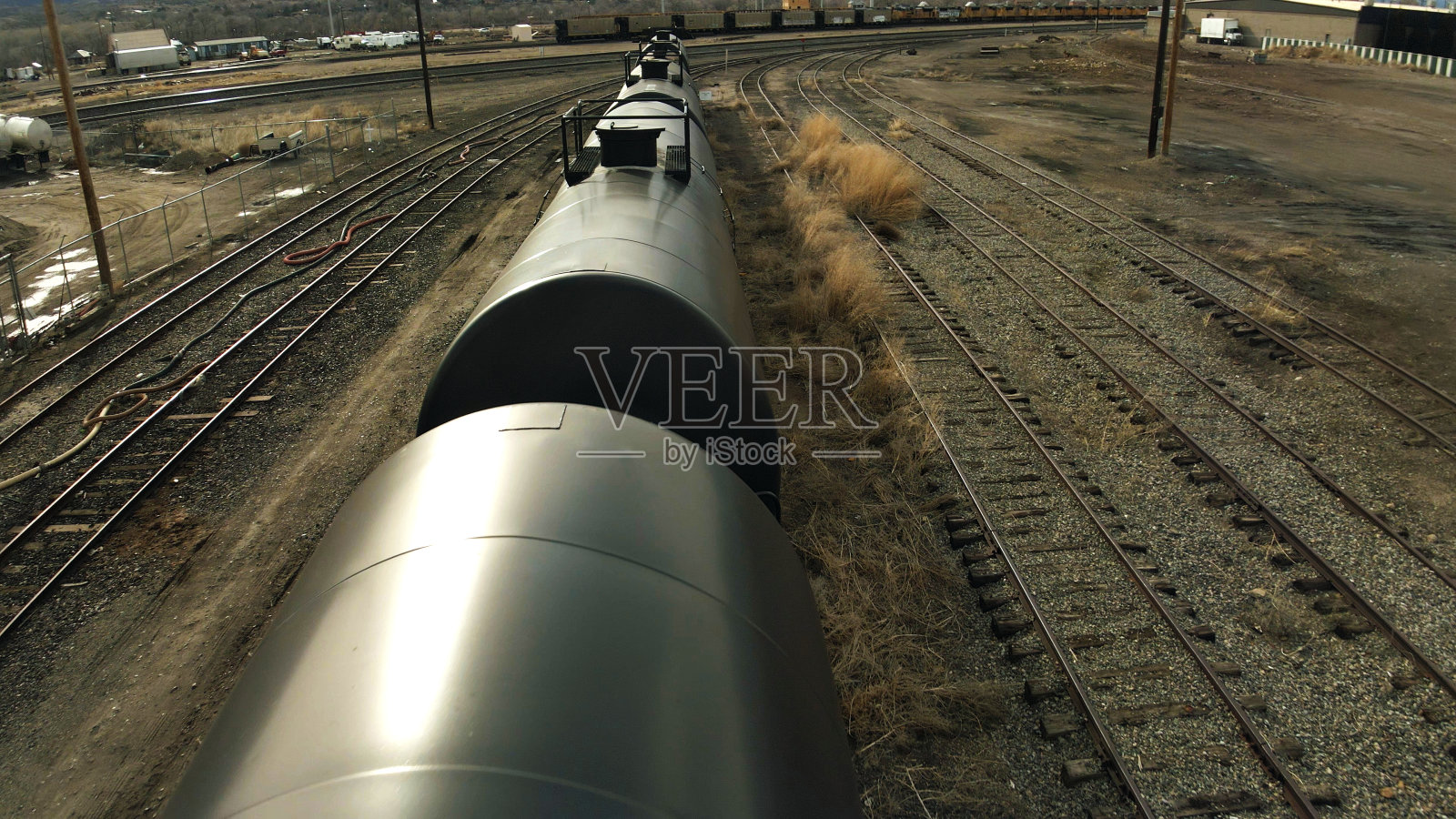 天然气和石油设备铁路车厢油罐在农村小城镇美国西部地点白天航空照片系列照片摄影图片