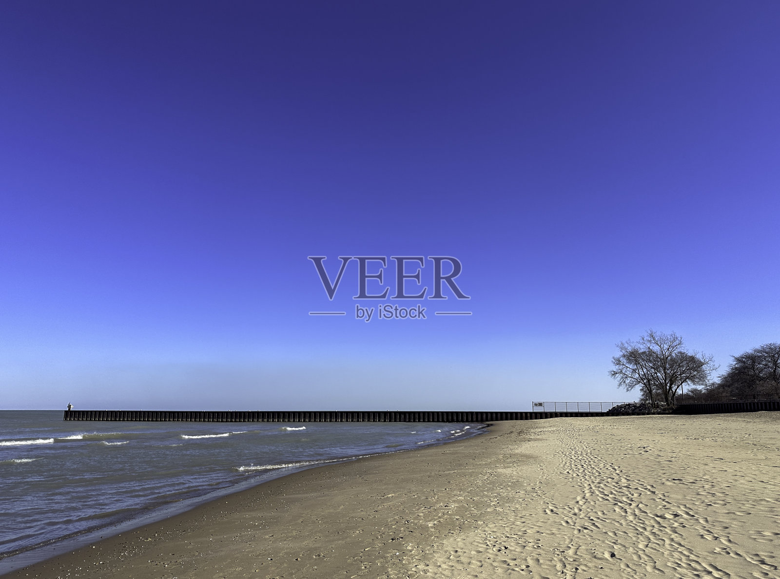 阳光明媚的海滩照片摄影图片