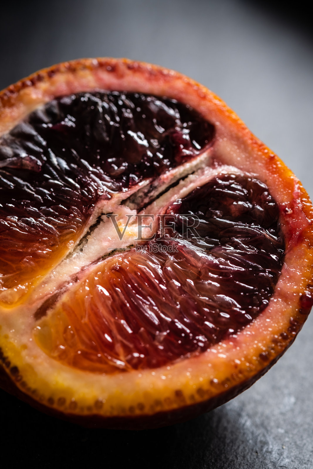 切成两半的血橙特写照片摄影图片