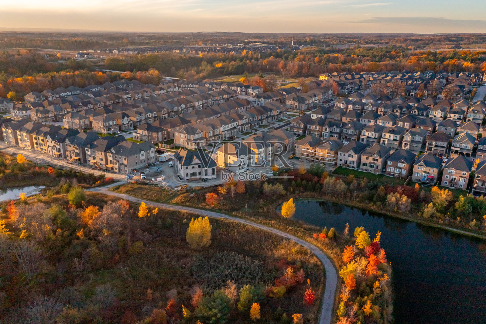 多色树叶在邻近公园韦斯顿路和麦肯齐博士，伍德布里奇，加拿大照片摄影图片