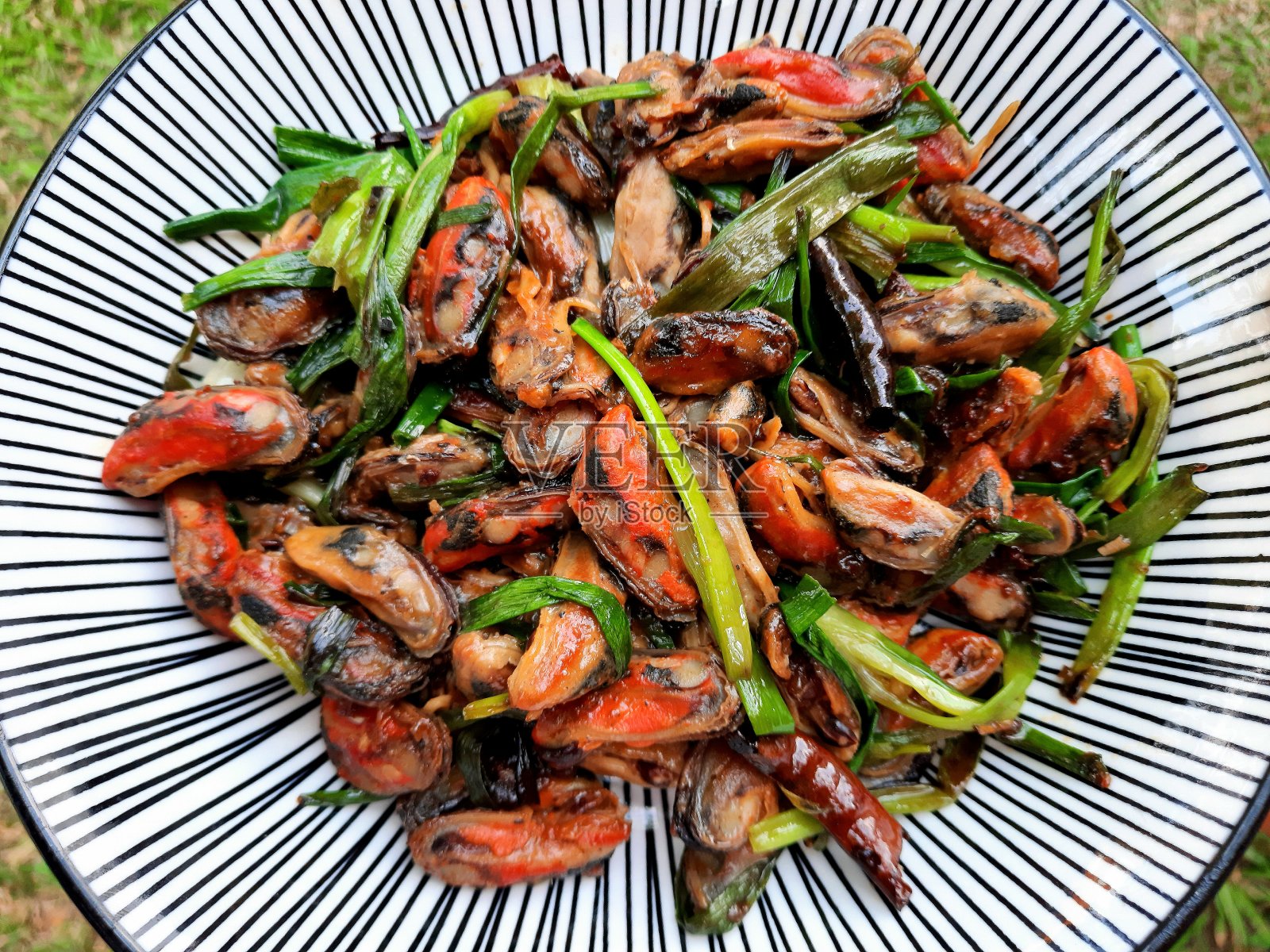 炒青葱贻贝-食物准备。照片摄影图片