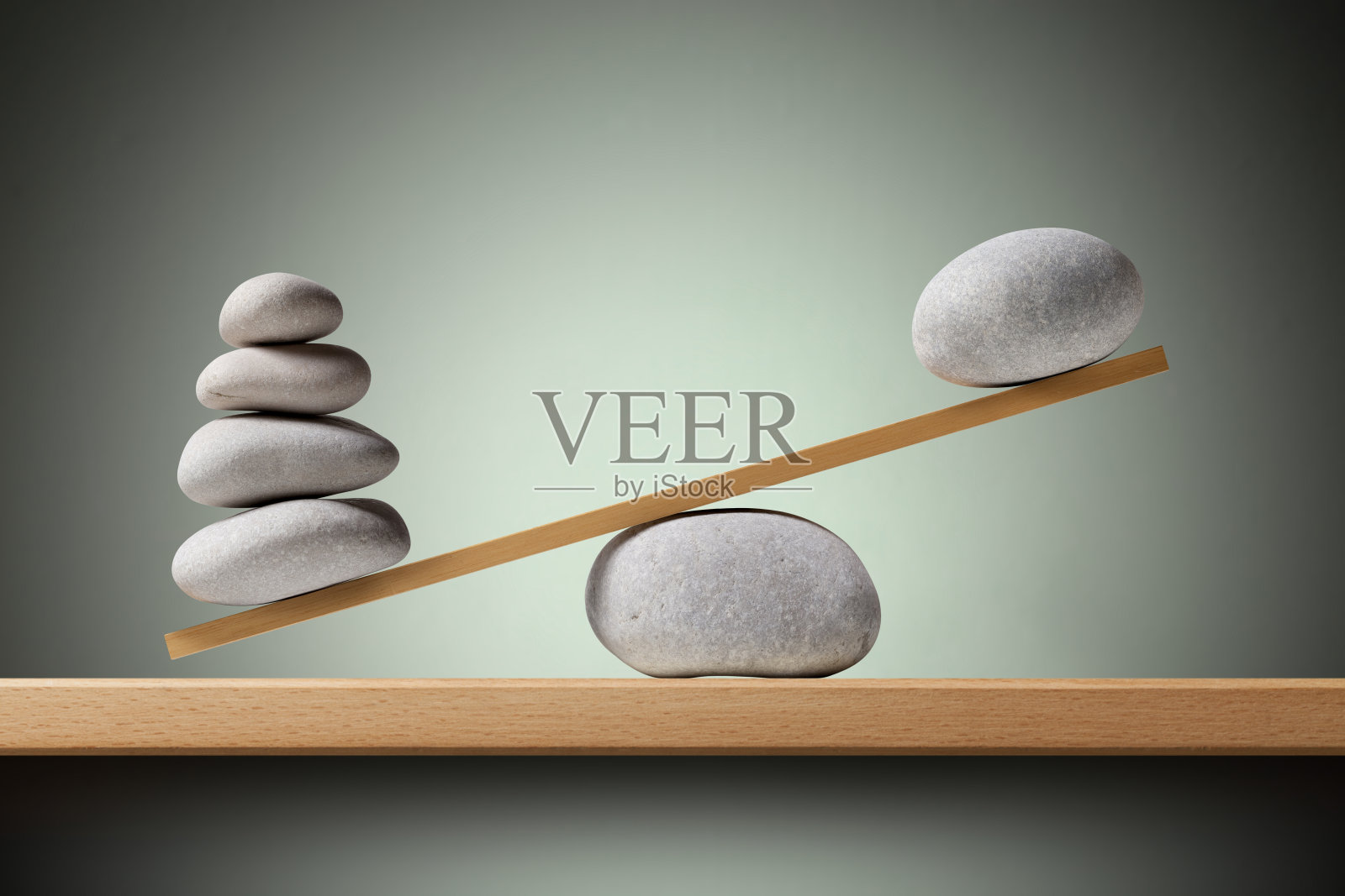 不平衡。平衡架子上的石头。照片摄影图片