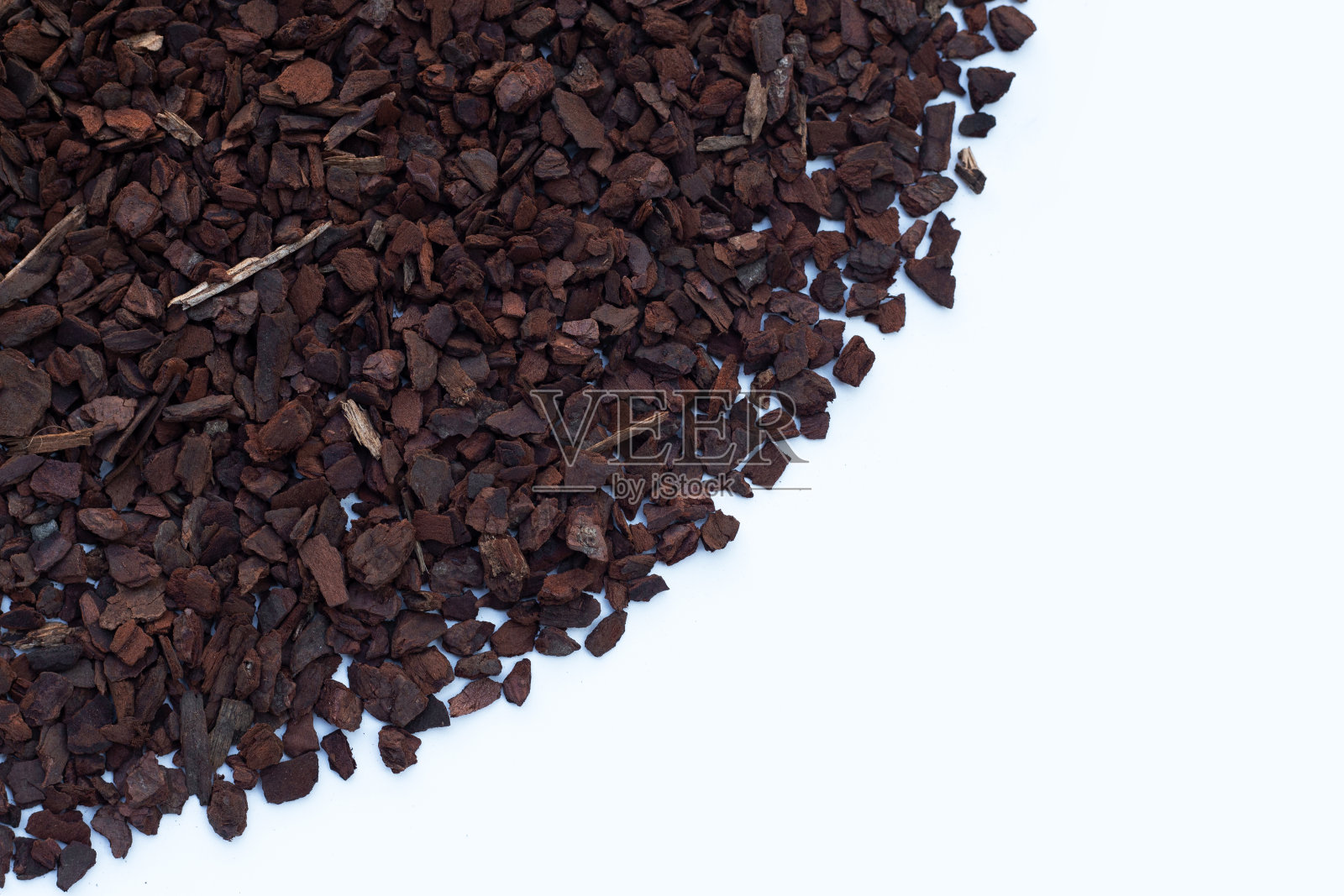 松树皮是一种栽培原料。对土壤和植物有益。照片摄影图片