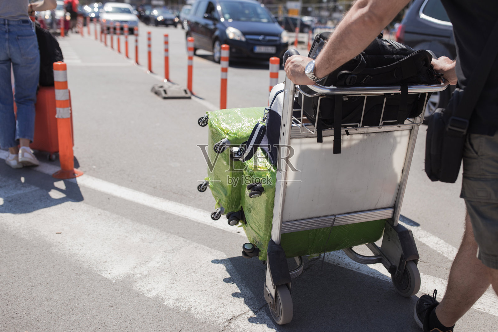 推着行李车的男人照片摄影图片