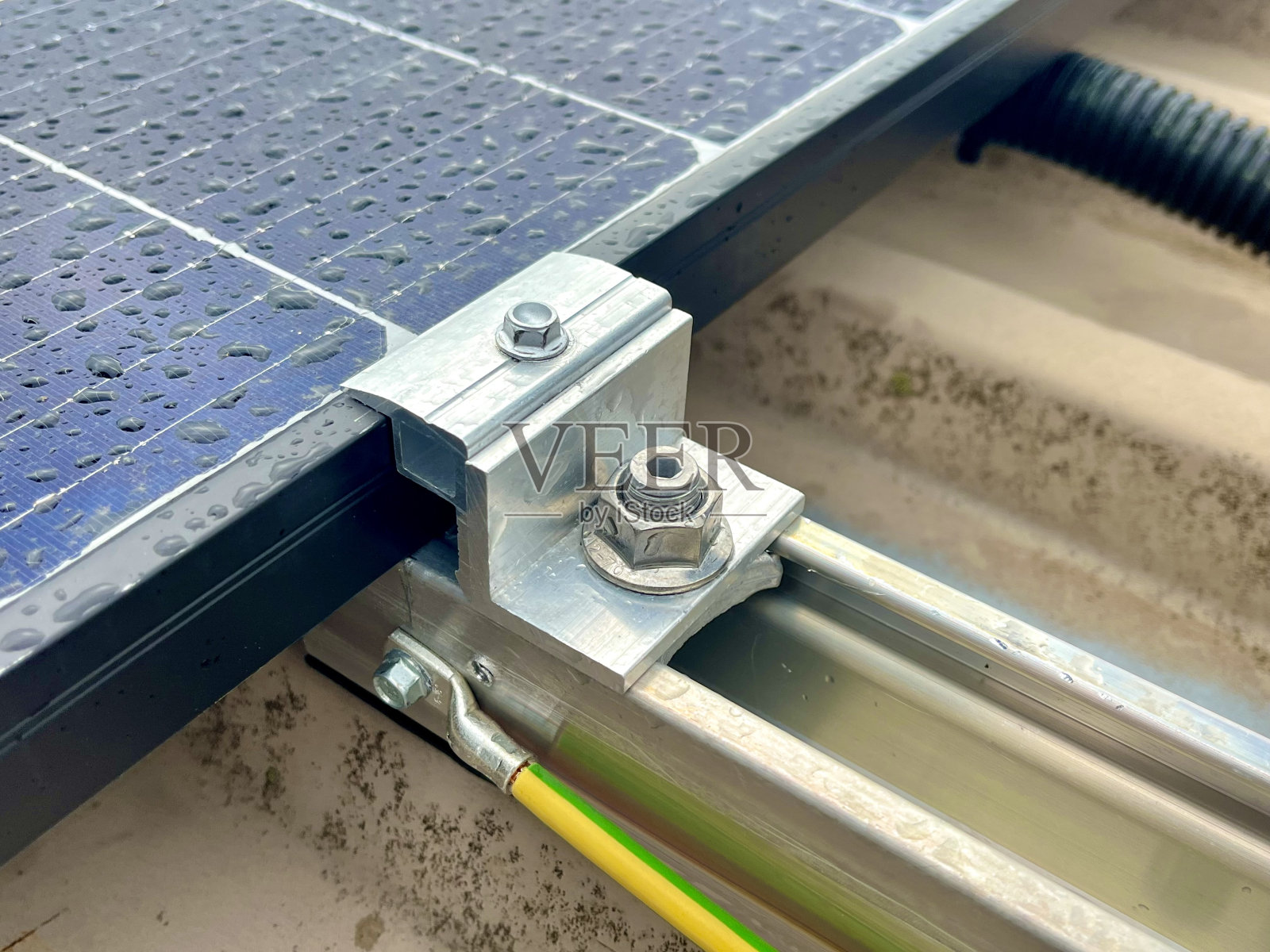 工业建筑上的光伏板照片摄影图片