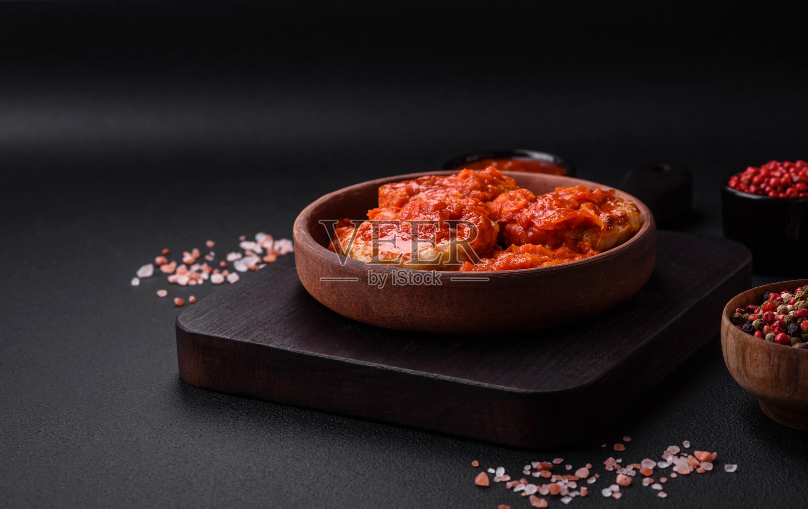 美味新鲜的肉排或肉丸，搭配香料、香草和番茄酱照片摄影图片