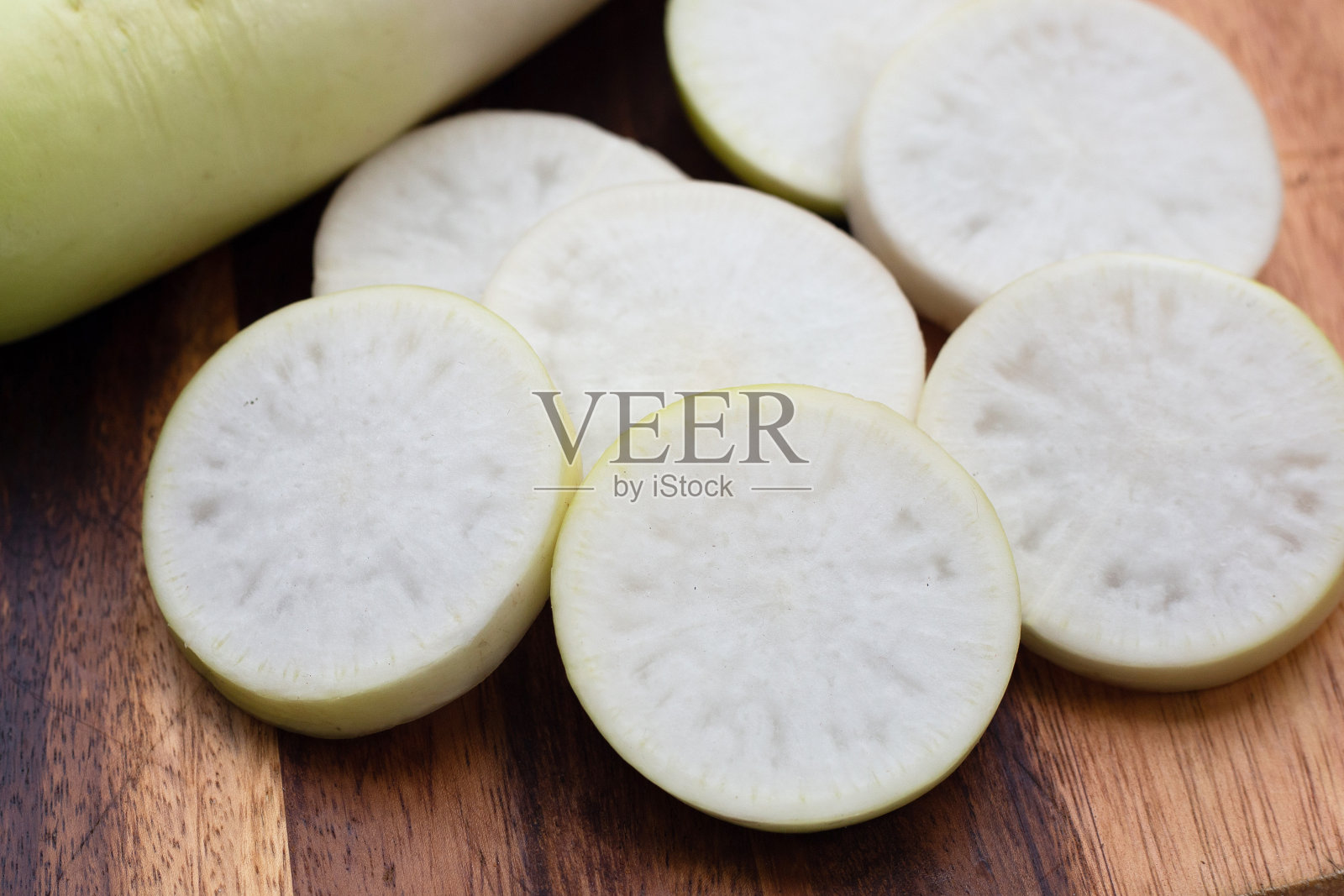 切片日本白萝卜。新鲜的蔬菜照片摄影图片