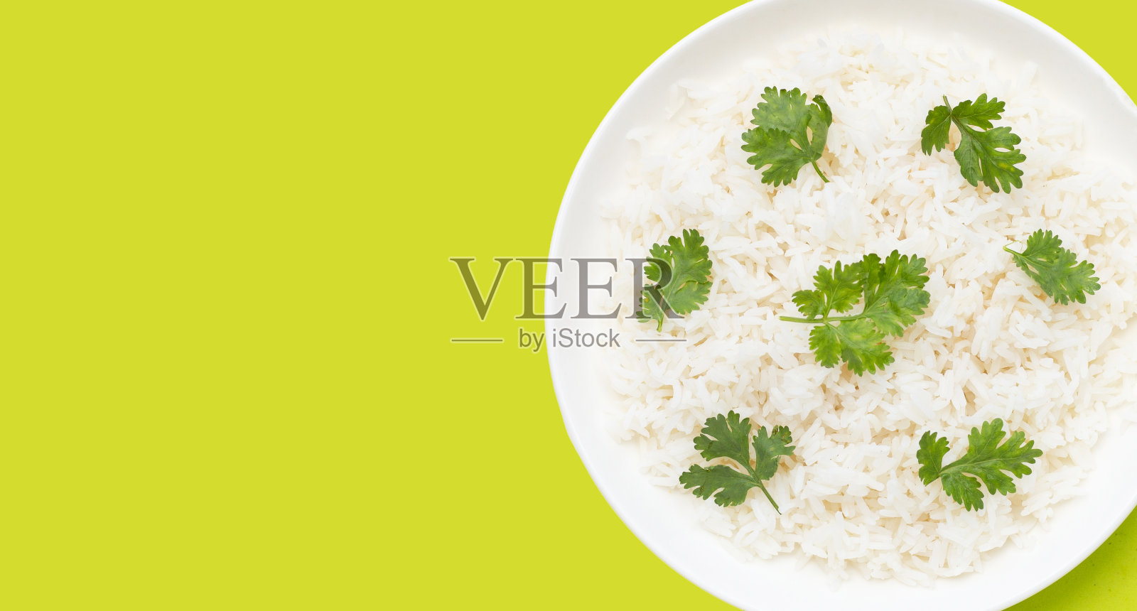 一盘绿色背景的米饭。照片摄影图片