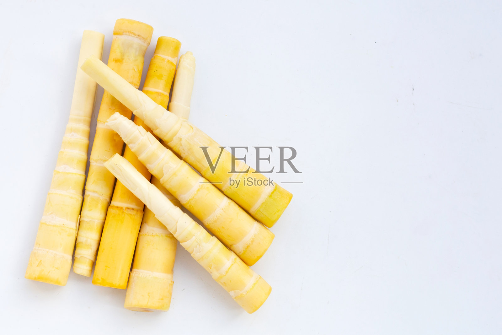 白底竹笋。照片摄影图片