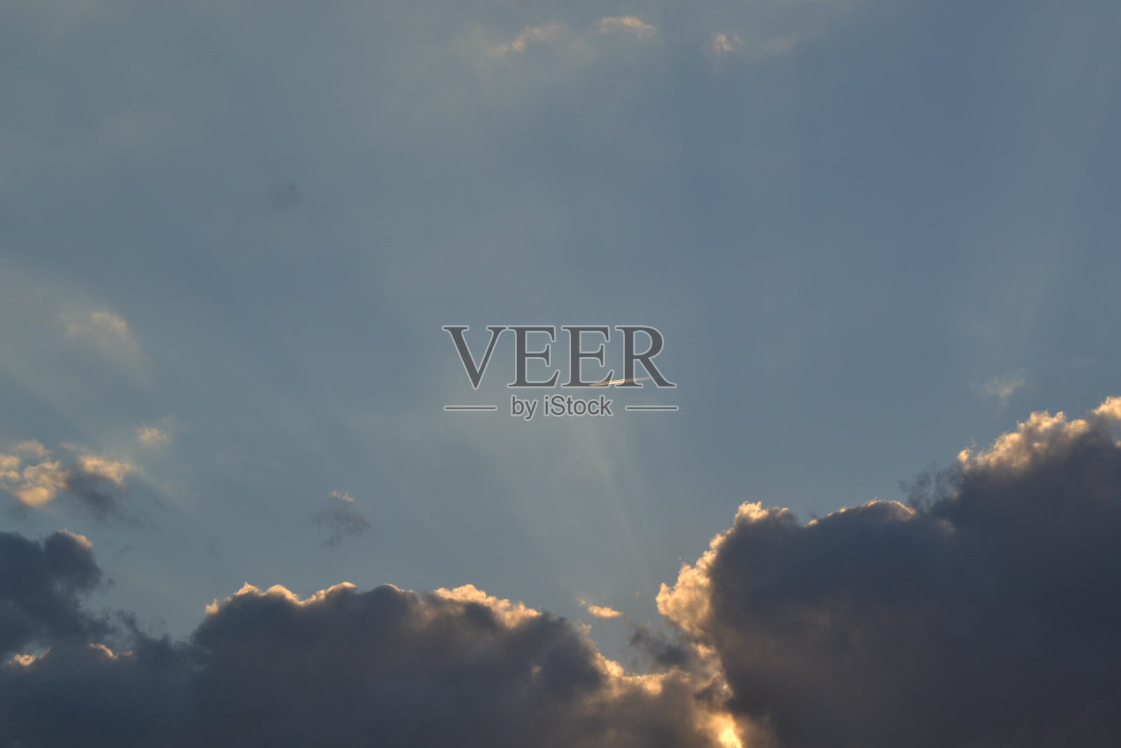 飞机留下凝结痕迹照片摄影图片