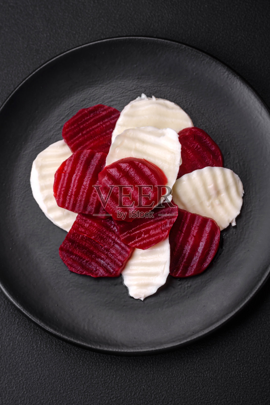 美味新鲜的马苏里拉奶酪和煮熟的甜菜切片照片摄影图片