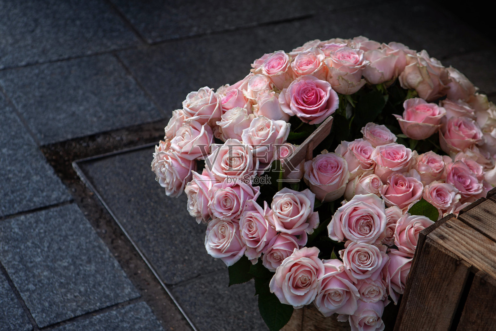 在一家花店前面照片摄影图片