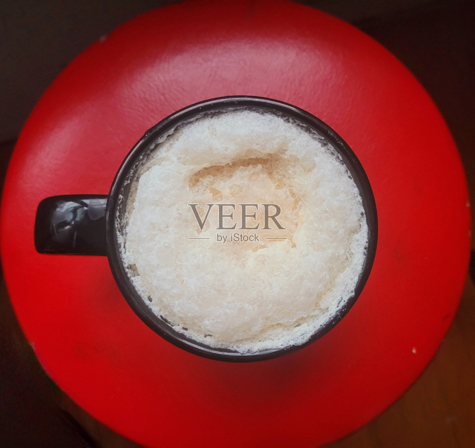 红圈上的卡布奇诺照片摄影图片