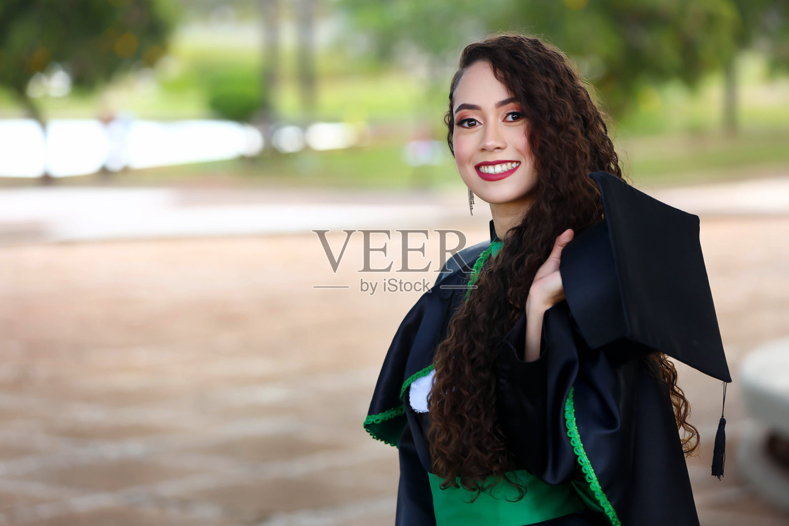 女孩毕业照片摄影图片