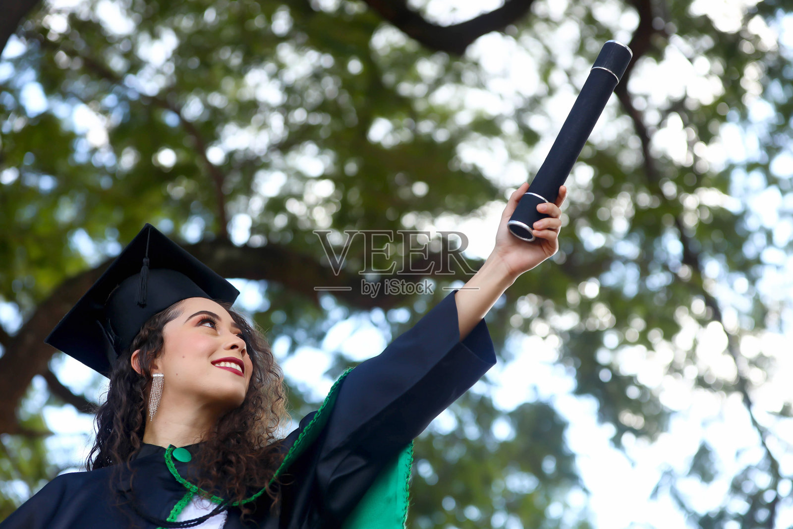 女孩毕业照片摄影图片