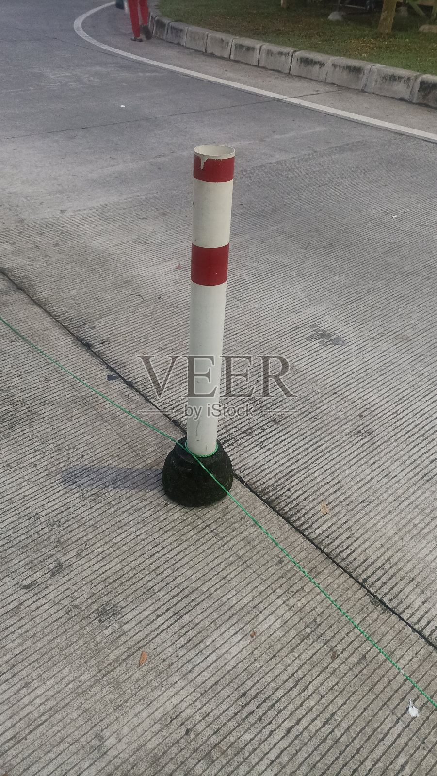 休息区设置塑料路障照片摄影图片