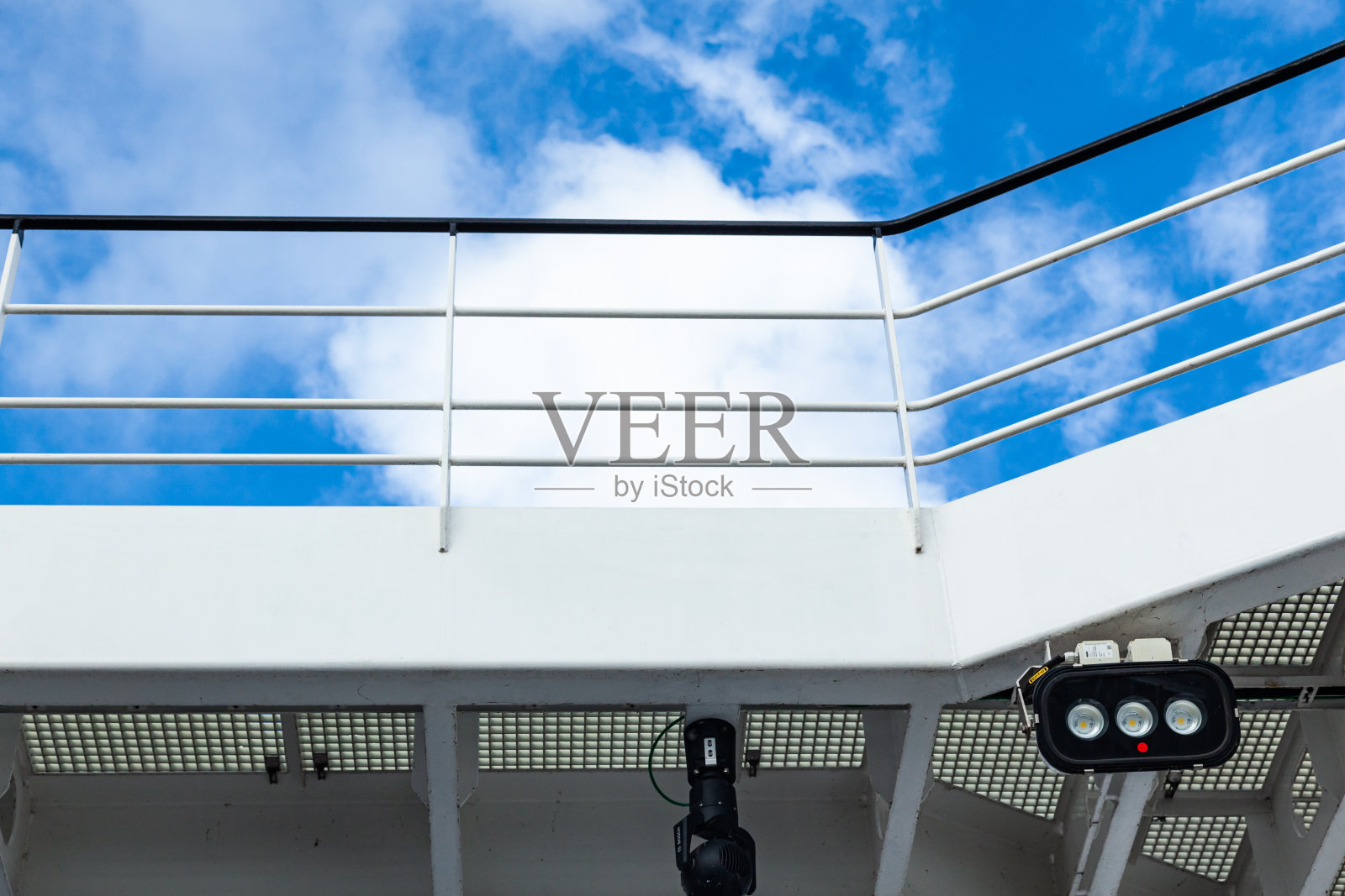 船的上部钢制甲板，有扶手和探照灯。照片摄影图片