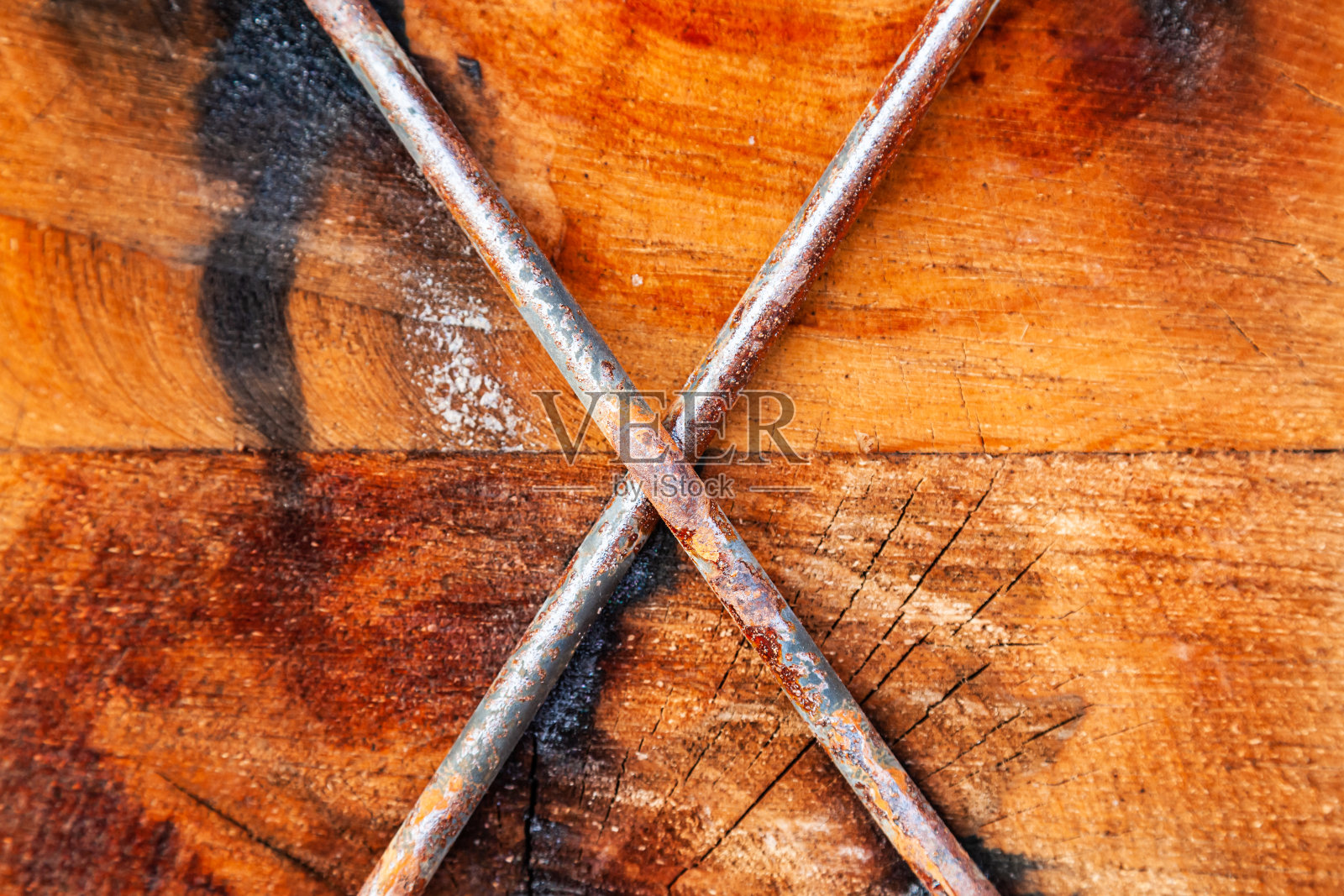 两根用钢筋固定的木梁交叉，特写。照片摄影图片