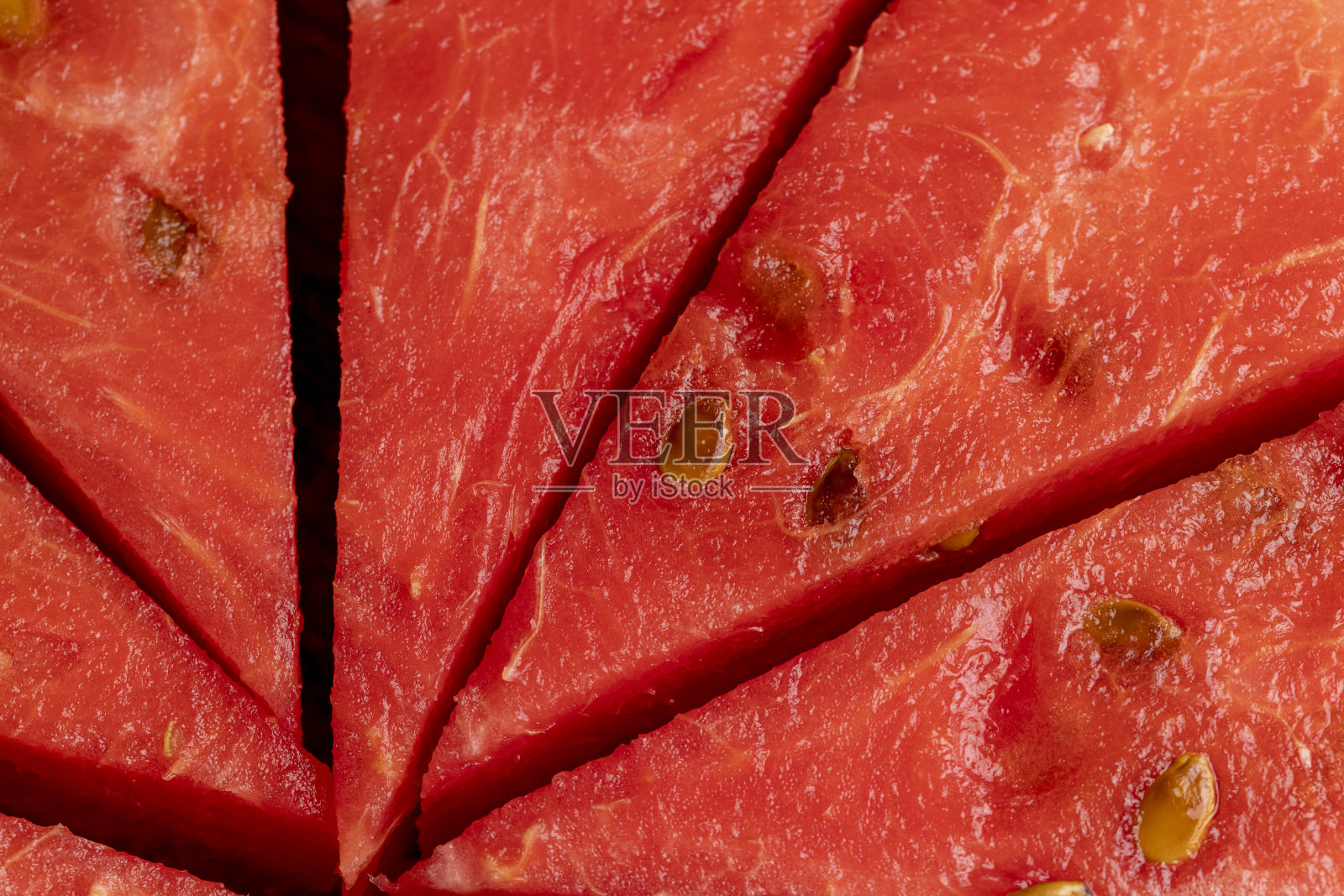 切成小块的红西瓜放在桌上照片摄影图片