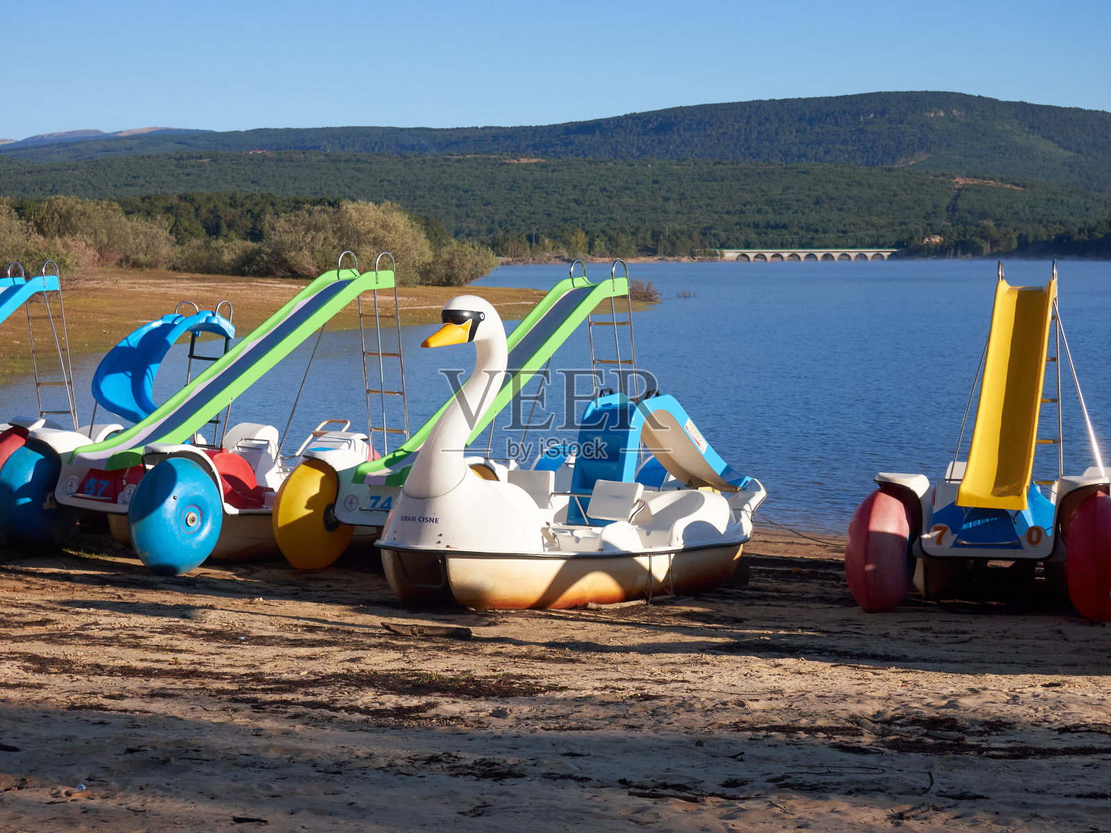海滩上的玩具颜色不错照片摄影图片