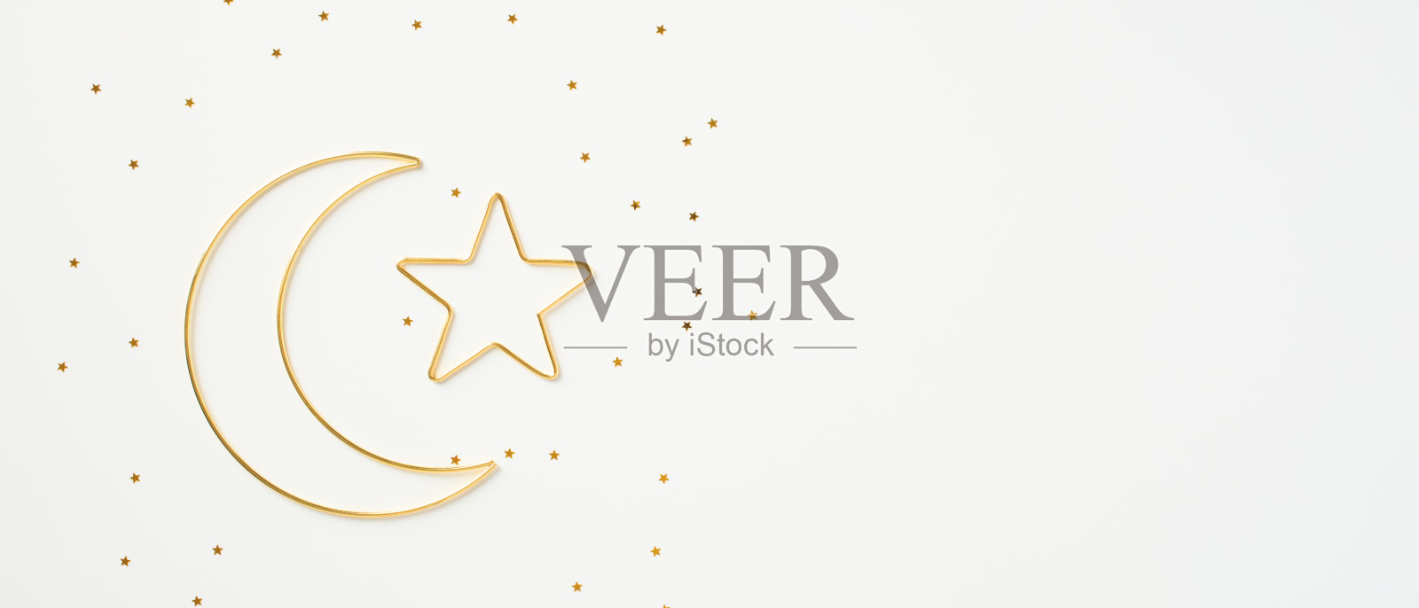 斋月卡里姆金色的新月和星星装饰在白色背景上用五彩纸屑照片摄影图片