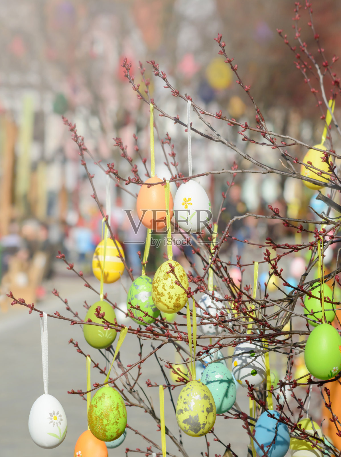 模糊背景上装饰复活节彩蛋的小树枝照片摄影图片
