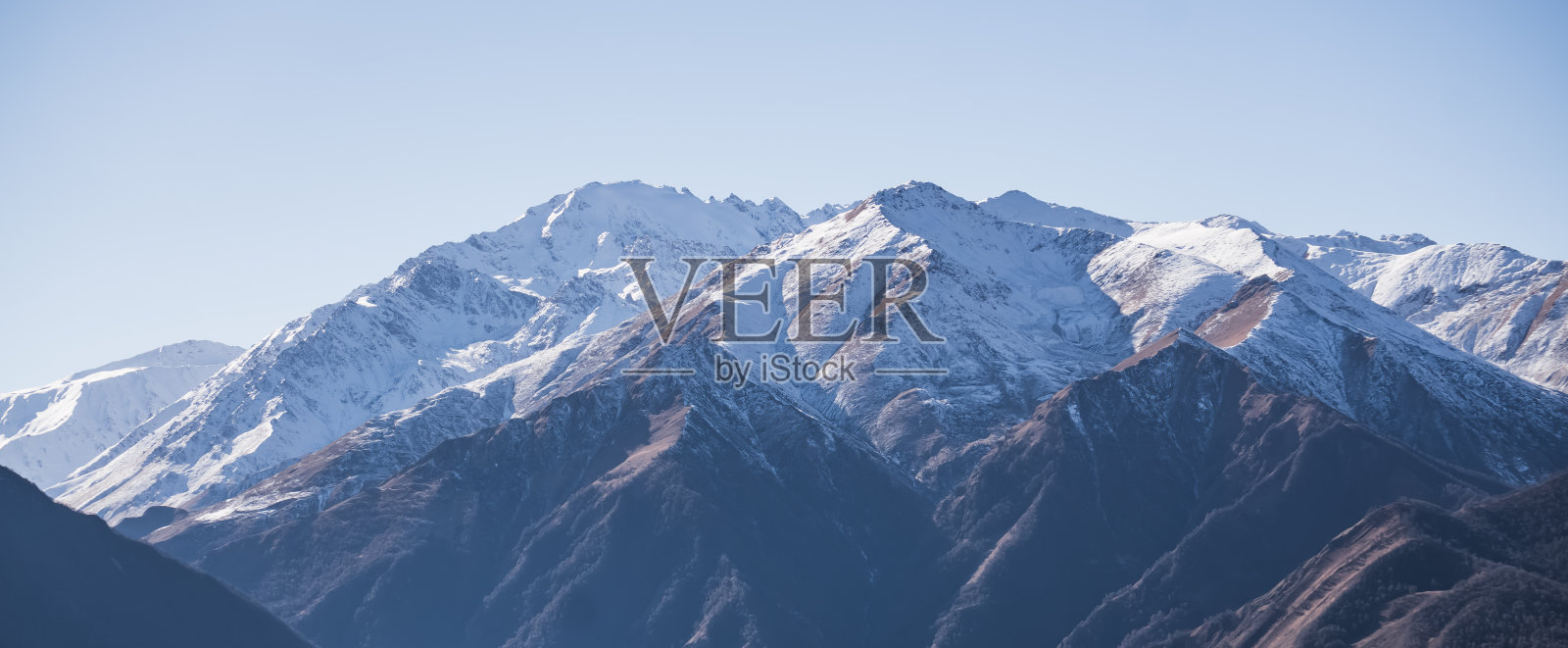 山全景的山脊在秋天的山与黄草和森林和第一场雪在山顶，秋天的山全景照片摄影图片