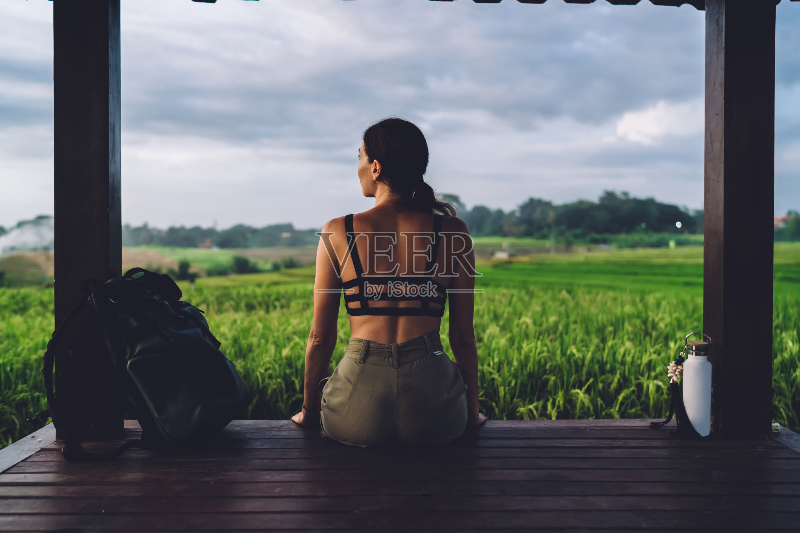 年轻的运动妇女坐在凉亭在菲律宾照片摄影图片