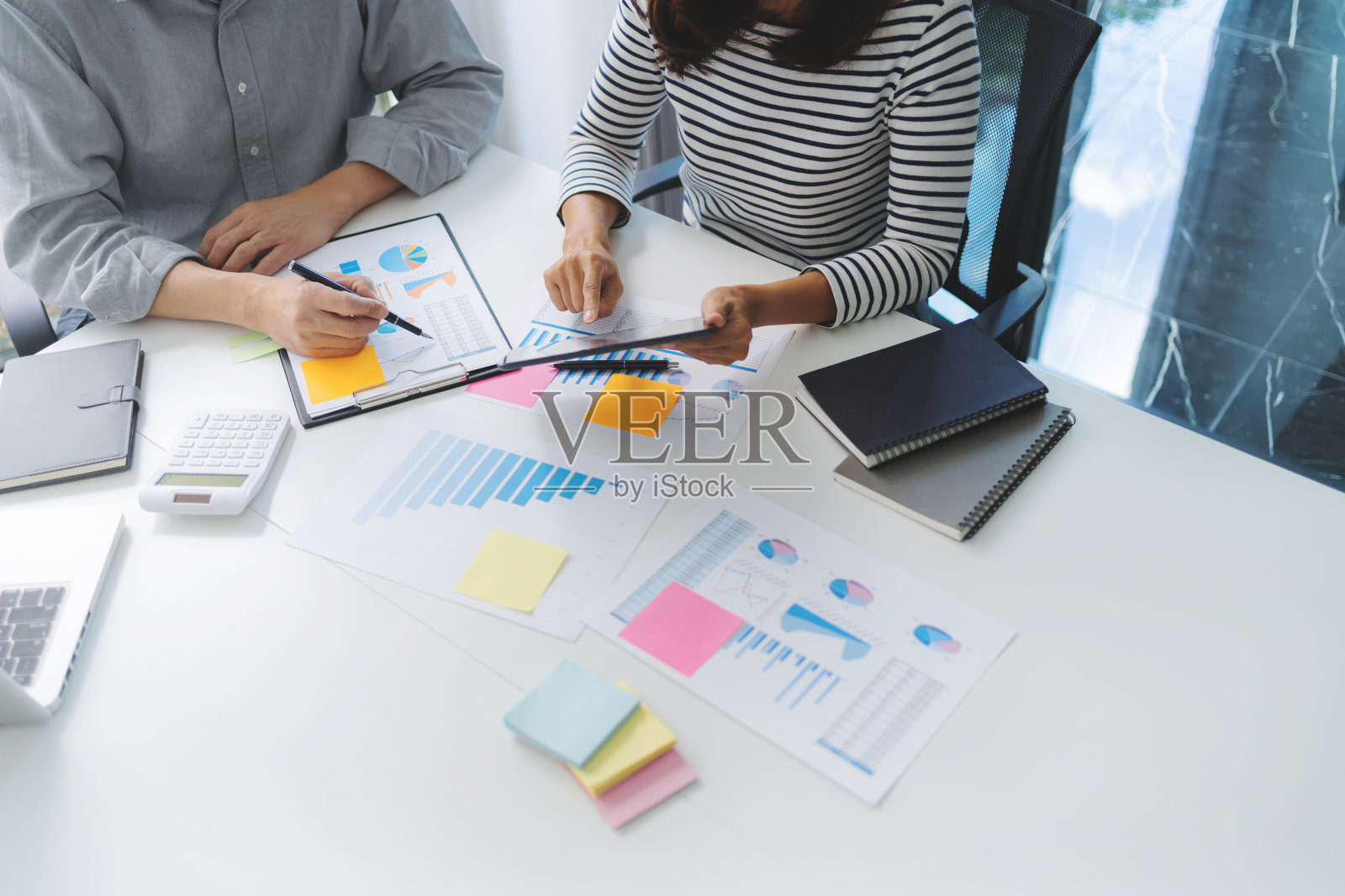 讨论新的创业项目商业团队简报计划，办公室创意创业团队照片摄影图片