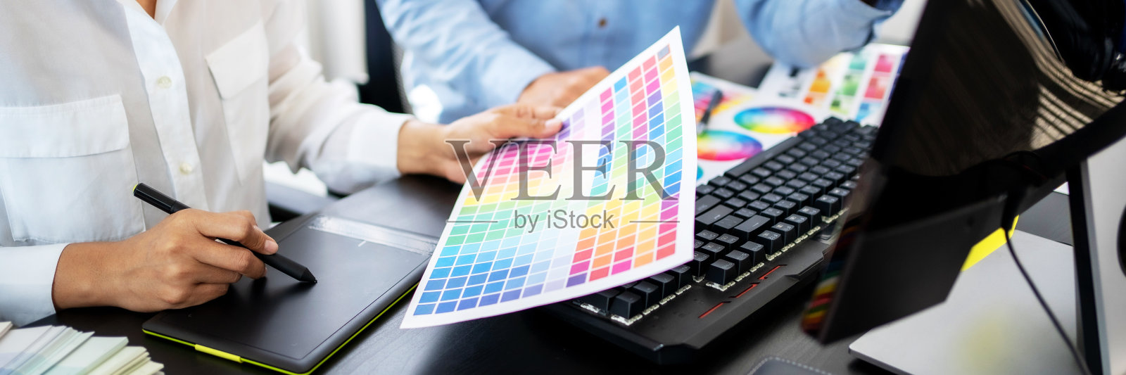 平面设计师工作与色块样本图形技能概念。在平板上画草图照片摄影图片