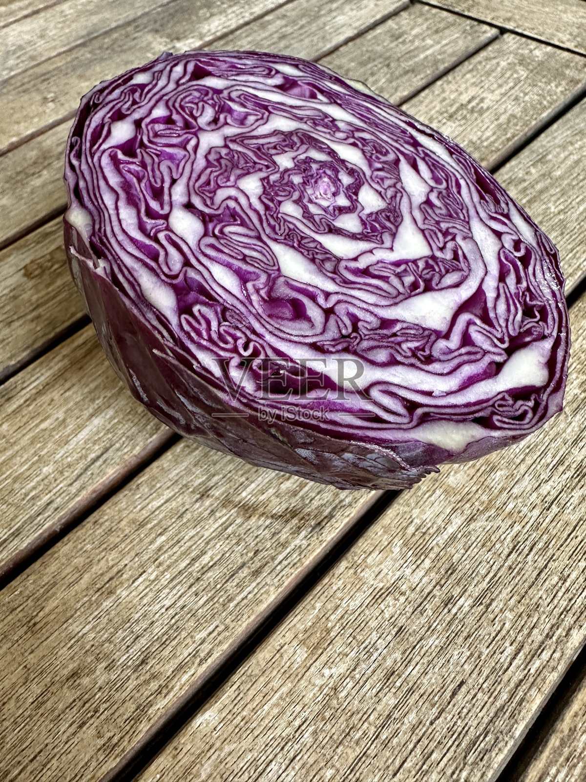 红白菜放在木桌上照片摄影图片