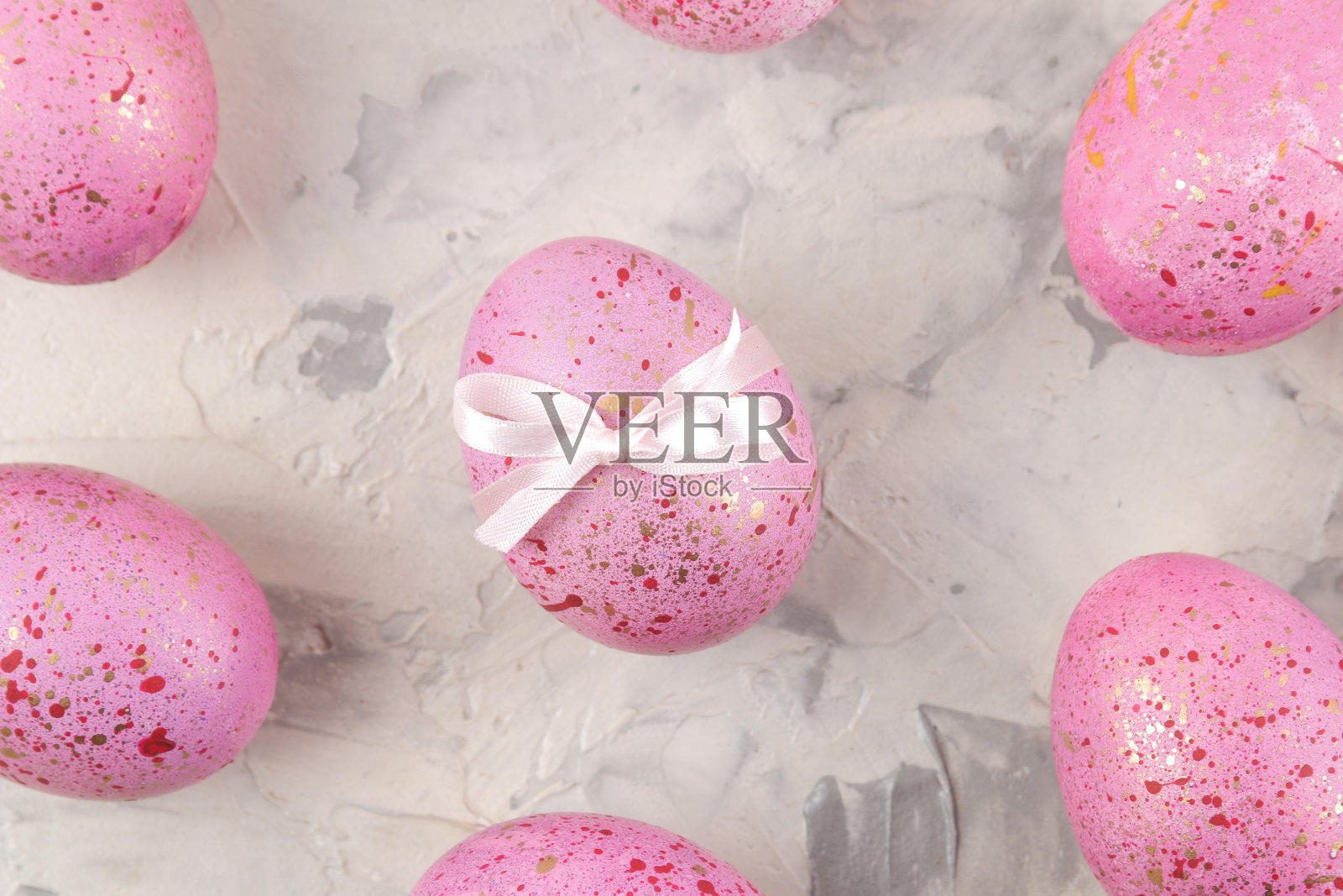 复活节。粉红色的复活节彩蛋在浅色的混凝土背景上。复活节快乐。假期。俯视图照片摄影图片