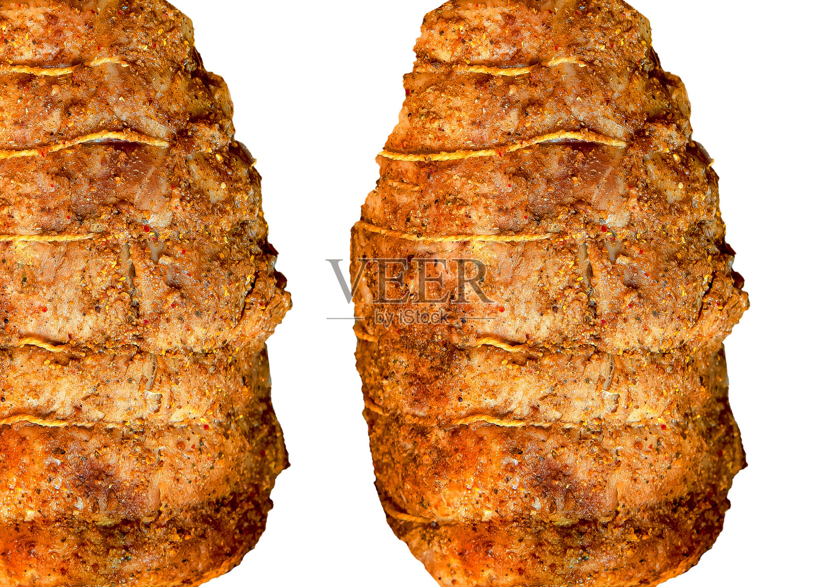 用香料烤了一大块猪肉，用丝线分开包裹照片摄影图片