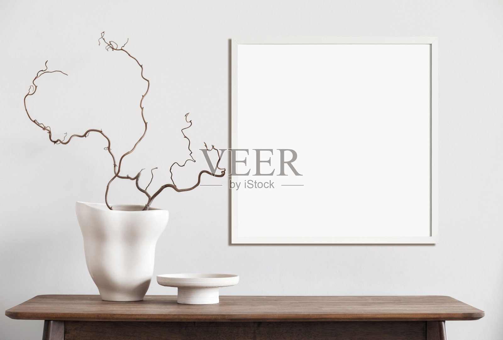 室内设计中的艺术品模型。墙上的空白画框。广场方向照片摄影图片