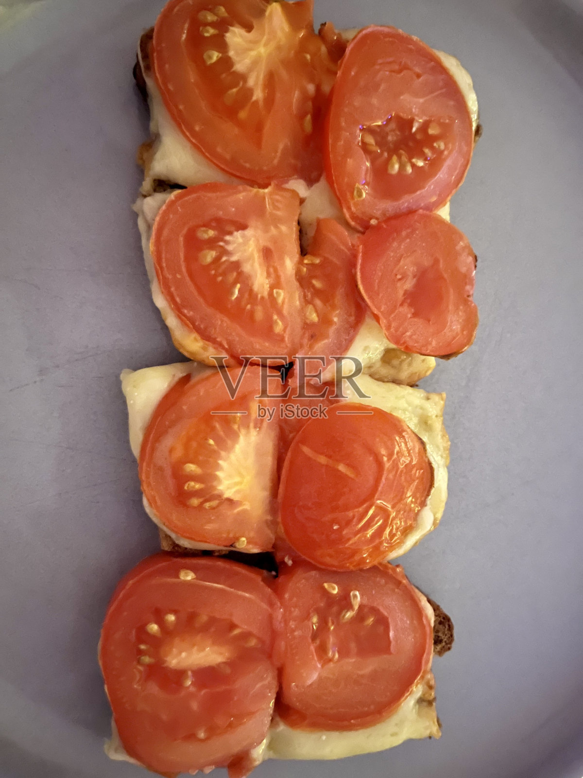 静物奶酪和西红柿吐司-威尔士干酪照片摄影图片