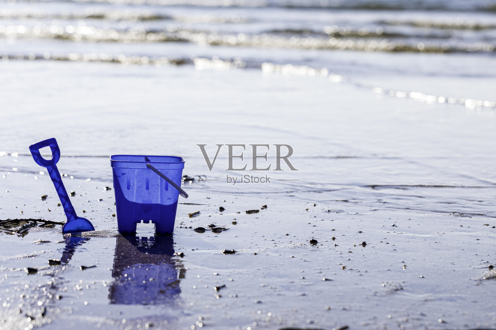 海边的水桶和铁锹的特写照片照片摄影图片