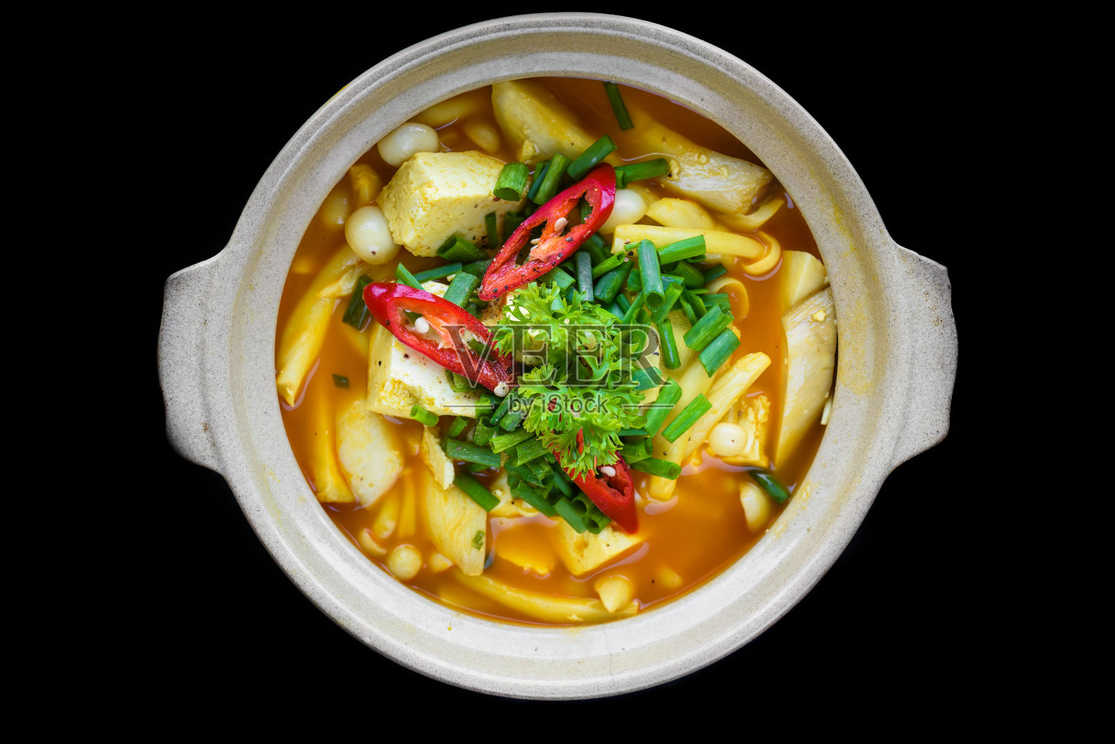 越南蔬菜汤，豆腐，蘑菇和蔬菜孤立的黑色背景俯视图照片摄影图片