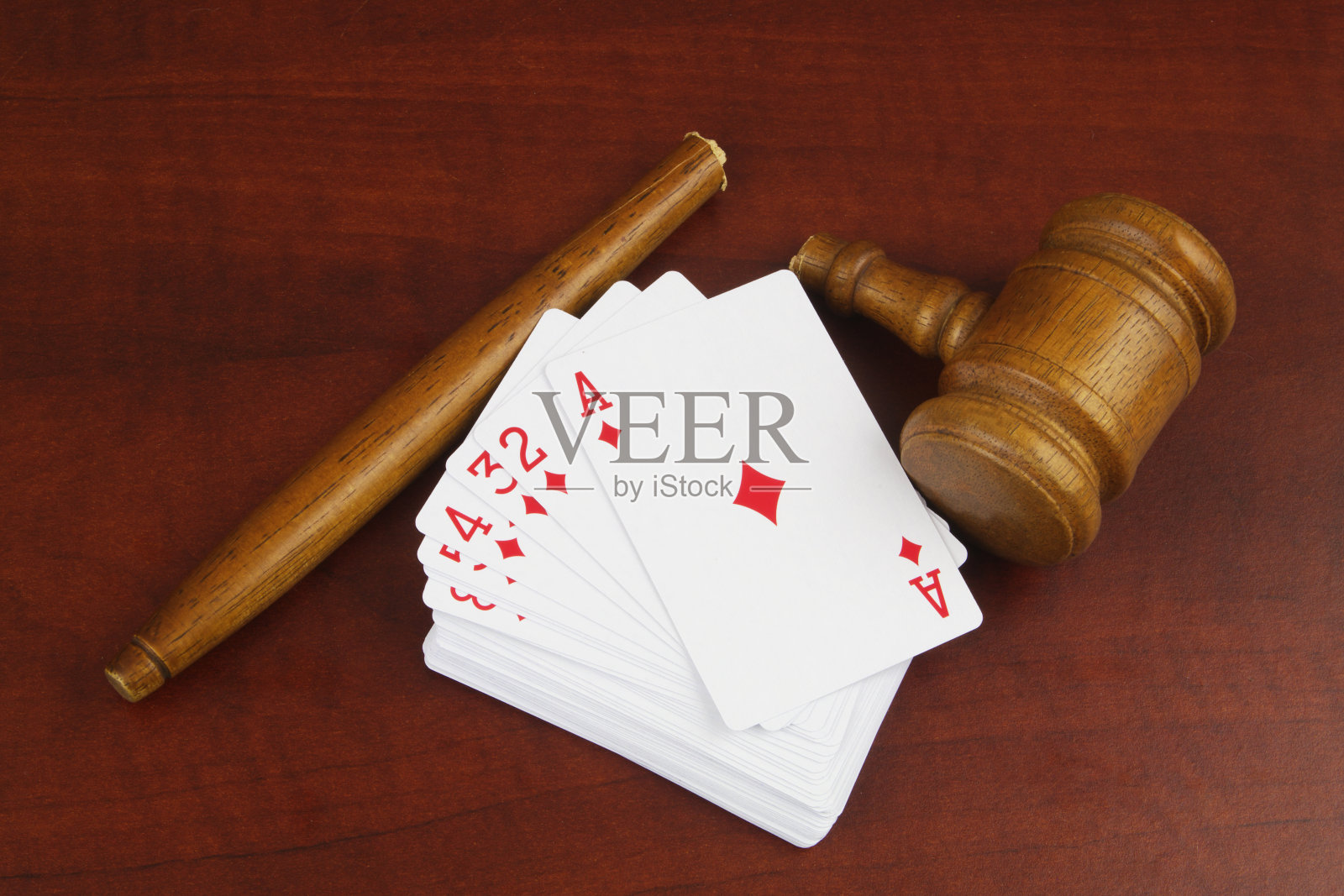 扑克牌上破碎的裁判木槌。照片摄影图片