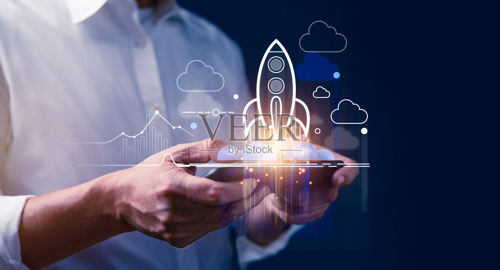 商人使用智能手机与虚拟上升的火箭图标，就像不断增长的业务目标照片摄影图片