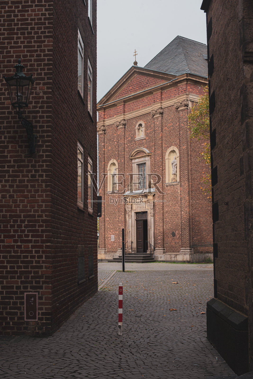 小镇里的一座古老的石头教堂照片摄影图片