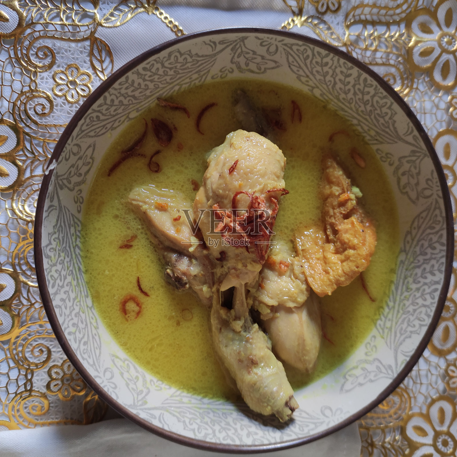 用椰奶炖的鸡肉，也叫Opor ayam照片摄影图片