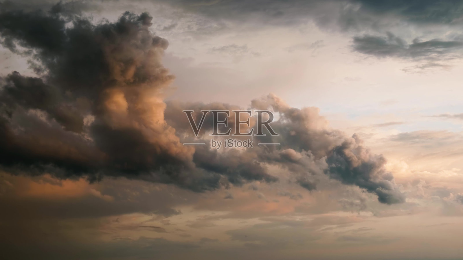 厚厚的雨云在天空中，一场夏夜的雨后。燕子在天空的背景下飞翔。照片摄影图片