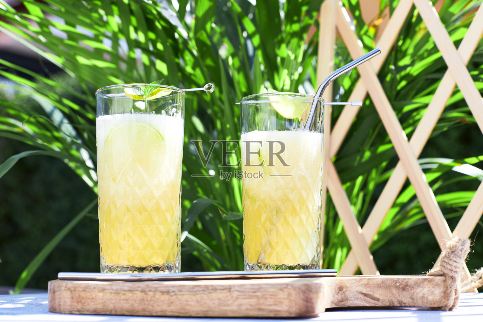 清凉的冰甜瓜鸡尾酒或冰沙配以薄荷枝。清爽夏日饮品的概念。排毒照片摄影图片