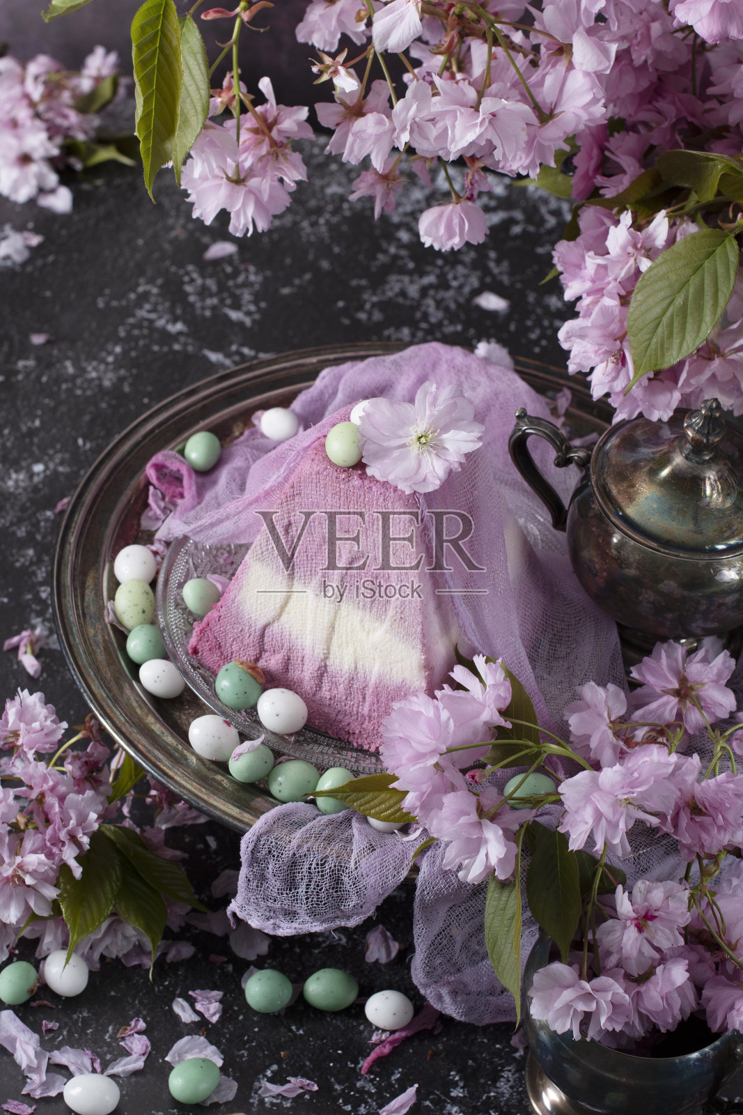 复活节以紫樱为背景的正统甜品凝乳，传统美食照片摄影图片