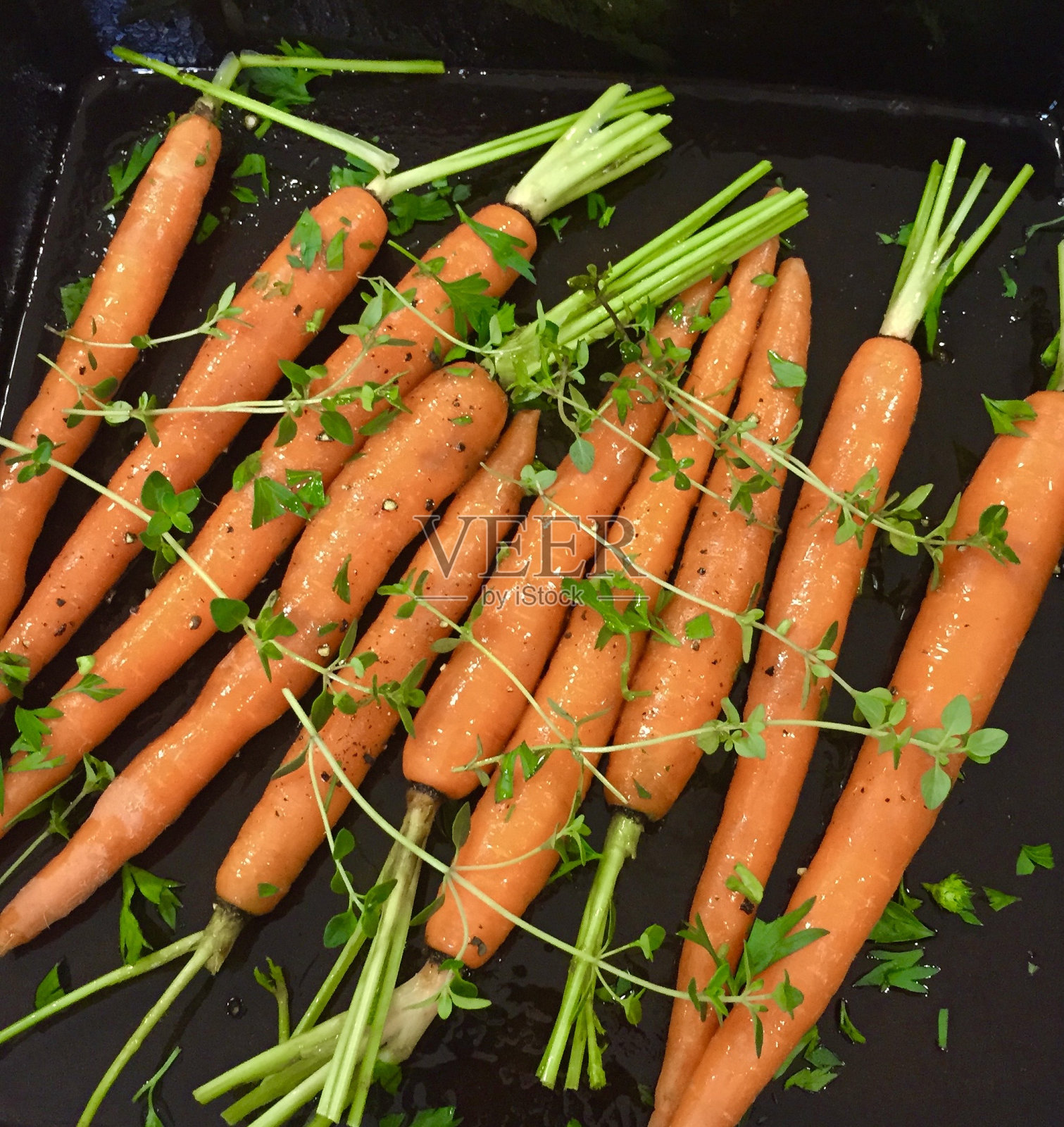 胡萝卜和新鲜百里香照片摄影图片