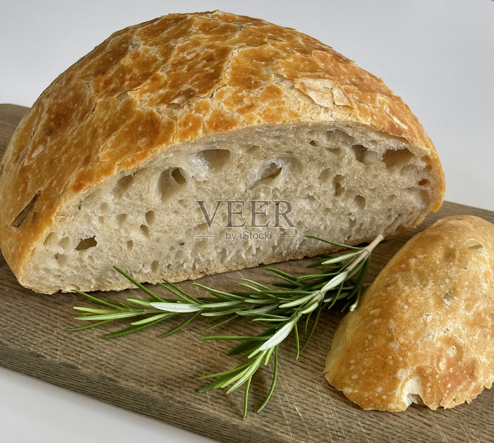 用新鲜迷迭香自制的面包。照片摄影图片