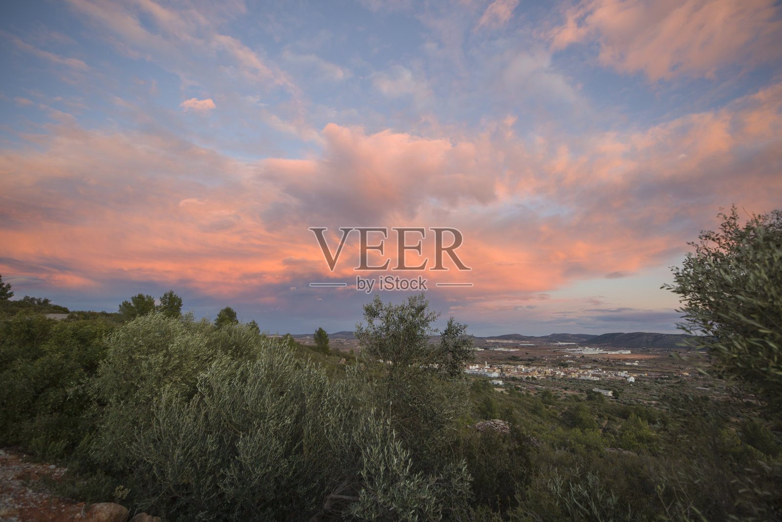 Pink sunset in Vall d´Alba Castellon mountains Spain照片摄影图片