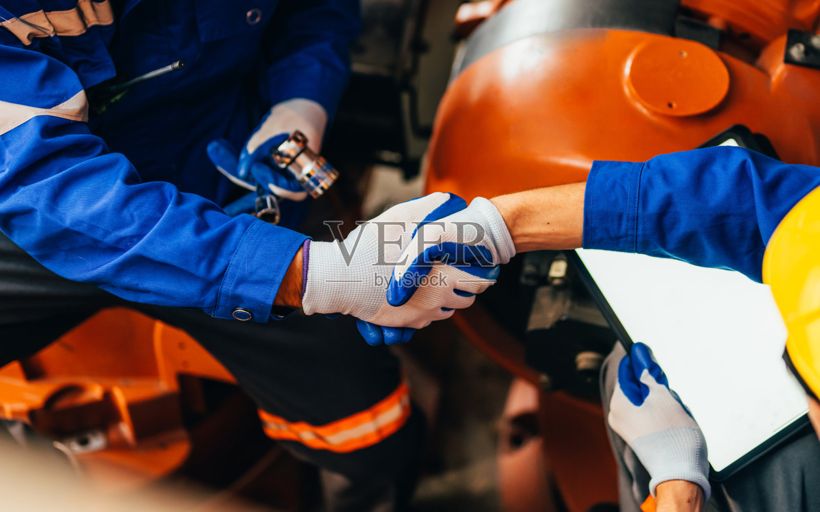 工业工厂机器机械臂的专业维修工人照片摄影图片