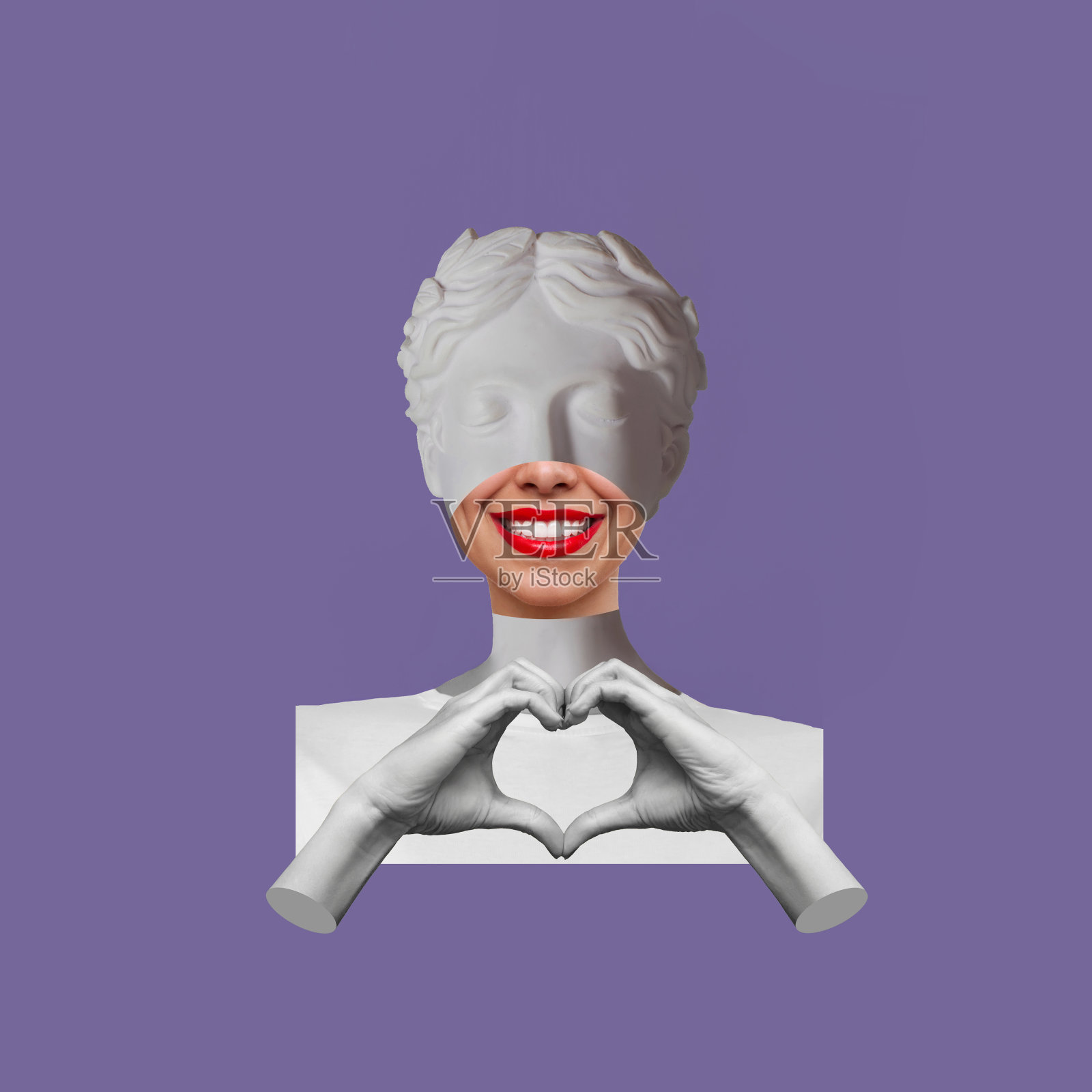 年轻女子在一件白色t恤的古董雕像显示一个心形的手照片摄影图片